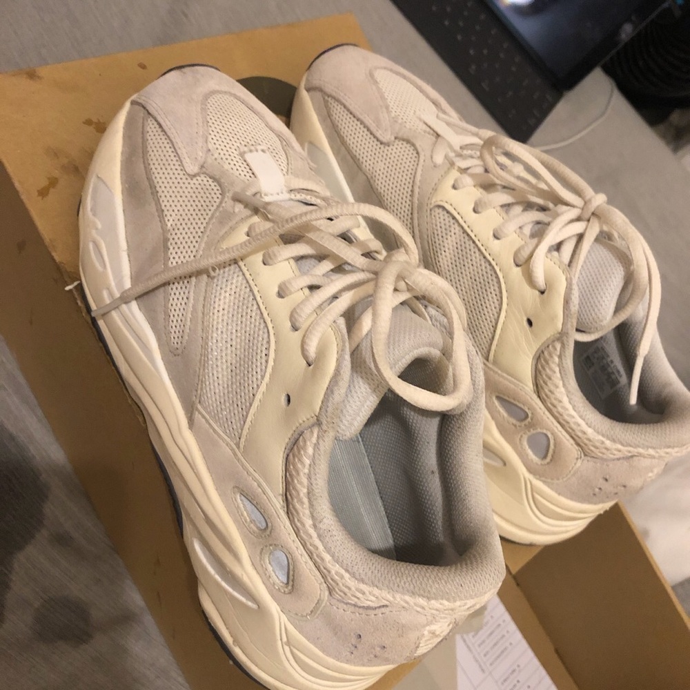 Yeezy Boost 700 “Aanlog” in good condition❤️